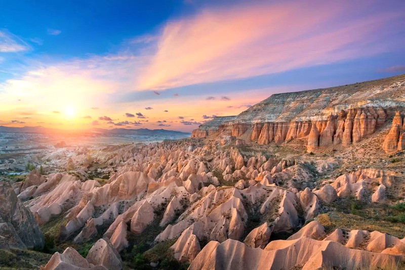 Thung lũng Kızılçukur, hay Thung lũng Đỏ, là nơi lý tưởng để ngắm bình minh và hoàng hôn ngoạn mục ở Cappadocia.