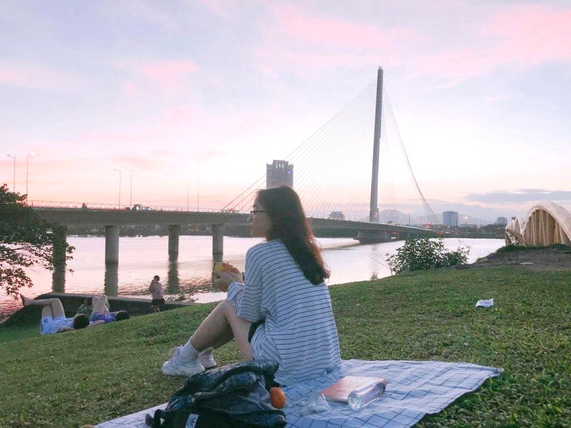 Bãi cỏ chân cầu, điểm hẹn lý tưởng picnic.