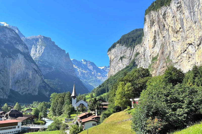 Làng Lauterbrunnen ẩn hiện thơ mộng trên con đường lên đỉnh Jungfrau, đẹp đến say lòng.