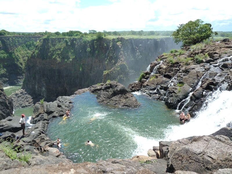 Angels Pool: Rạng rỡ và cuốn hút.