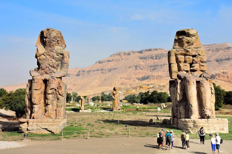 Tượng Memnon là hai tượng đá khổng lồ của pharaoh Amenhotep III, nằm ở bờ Tây sông Nile gần Thung lũng các vị vua.