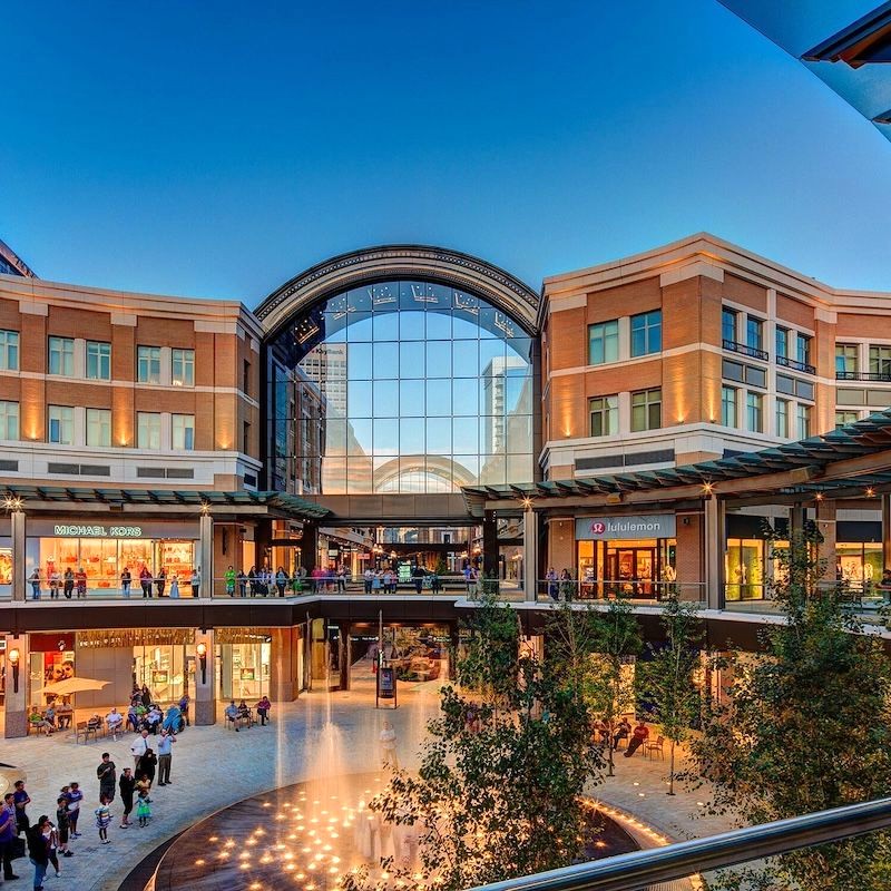 City Creek là trung tâm mua sắm sôi động tại Salt Lake City, thu hút du khách với đa dạng cửa hàng.