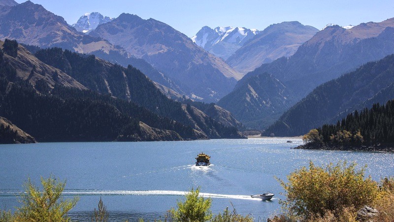 Hồ Thiên Trì, hay còn gọi là Hồ thiên đường, cách Urumqi 100 km về phía đông, nổi tiếng với cảnh đẹp tuyệt mỹ, được xếp hạng 5A, danh hiệu cao nhất của du lịch Trung Quốc.