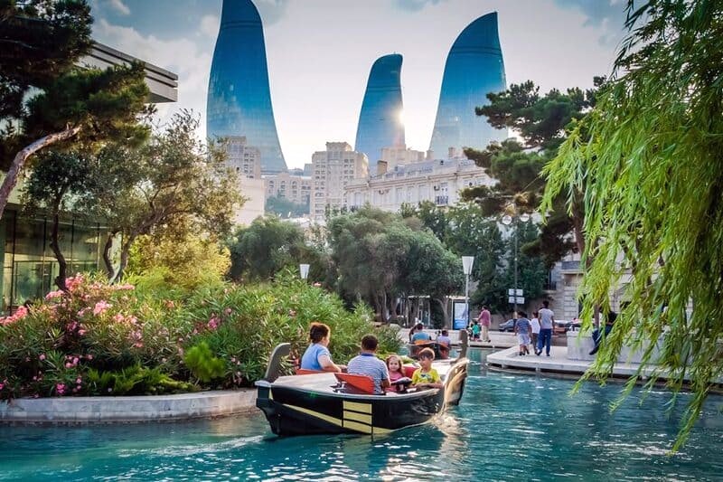 Baku, thủ đô Azerbaijan, là điểm đến hấp dẫn cho du khách.