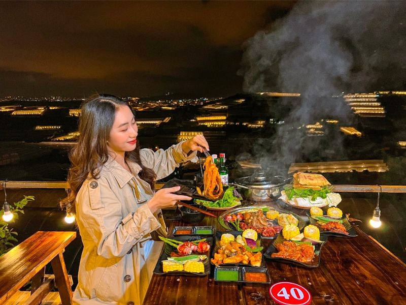 Thưởng thức BBQ lung linh đêm, ánh đèn, thung lũng rực sáng.