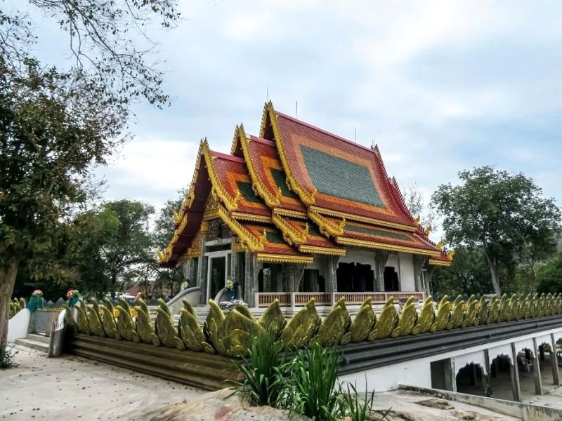 Kiến trúc chùa Koh Samet độc đáo. (Ảnh: Cut Loose Adventure)