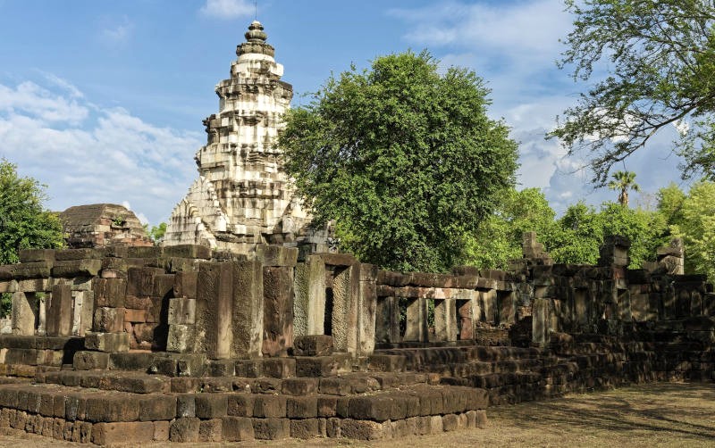 Prasat Phanom Wan: Quần thể đền tháp cổ kính, đầy huyền bí.