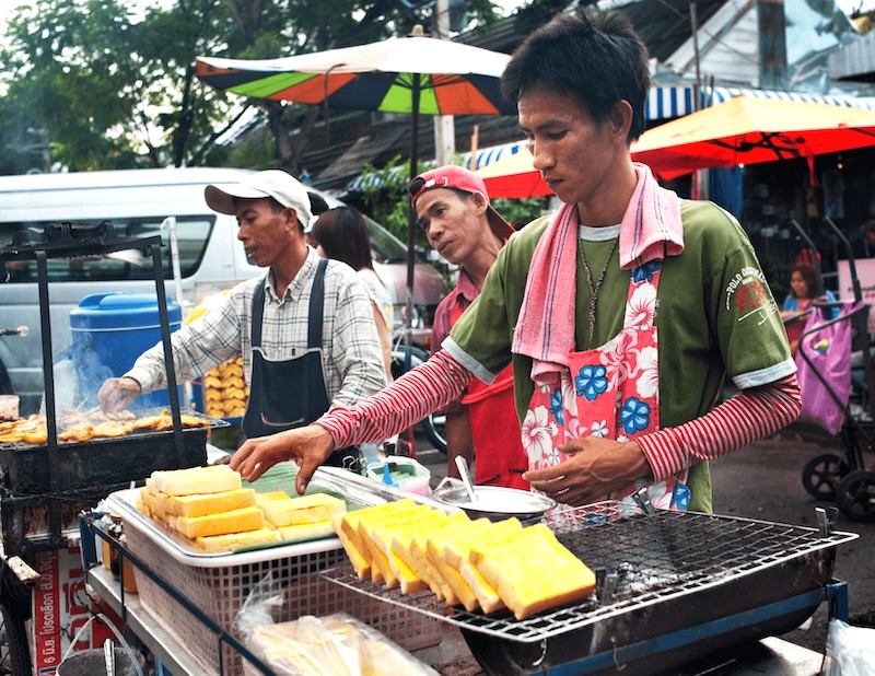 Chợ đêm Chatuchak, một trong những khu chợ lớn và nổi tiếng nhất Bangkok, là điểm đến lý tưởng cho du khách du lịch Thái Lan Tết 2024.