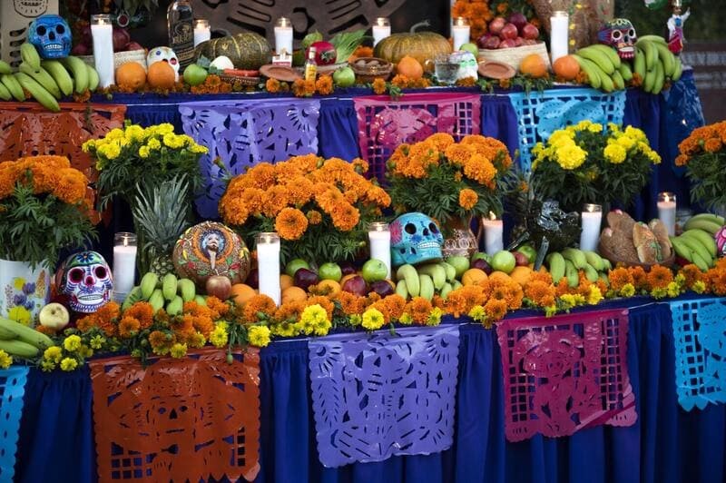 Lễ vật Día de Muertos cầu kỳ, nhiều yêu cầu đặc biệt.