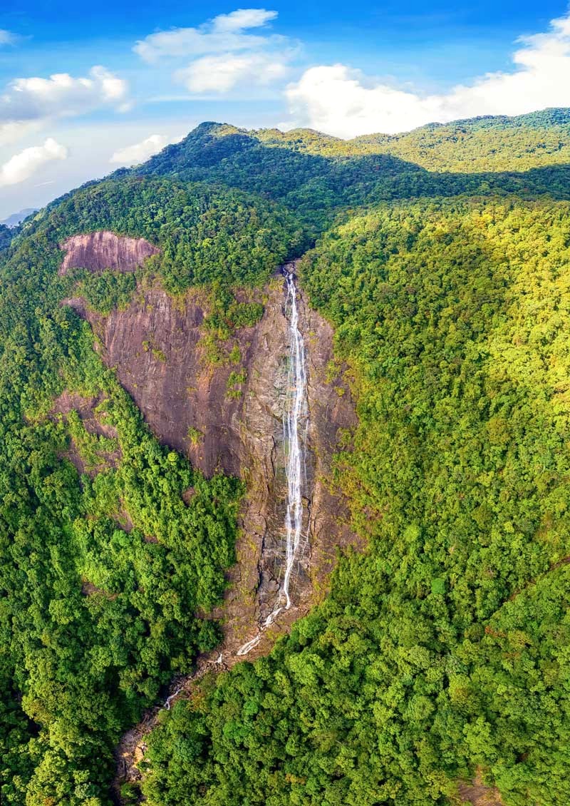 Thác Đỗ Quyên hùng vĩ tuyệt đẹp.