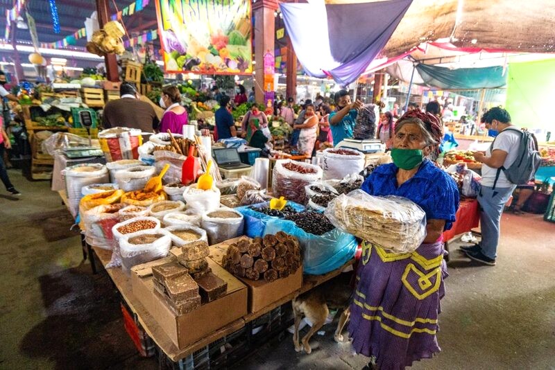 Chợ Tlacolula, diễn ra hàng tuần vào Chủ nhật tại Tlacolula de Matamoros, cách thành phố Oaxaca 45 phút, là một điểm đến thu hút hàng nghìn người từ khắp nơi. Nơi đây là sự kết hợp sôi động của hoạt động thương mại, những gian hàng sặc sỡ và nét văn hóa đặc trưng.