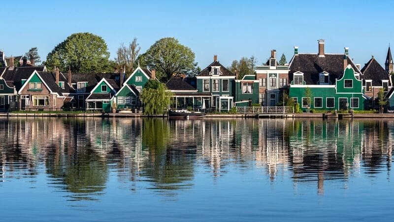 Dạo quanh Zaanse Schans, chiêm ngưỡng kiến trúc cổ điển, bạn sẽ cảm thấy bình yên.