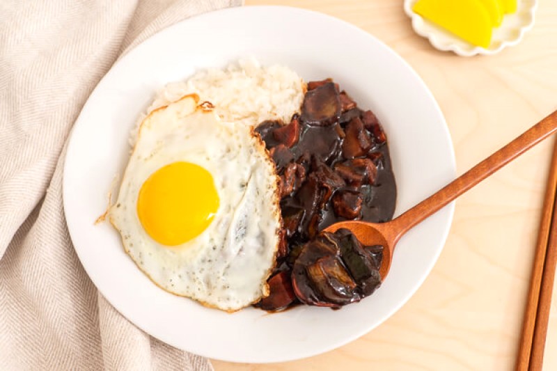 Jajangbap dùng cơm thay mì so với Jajangmyeon.