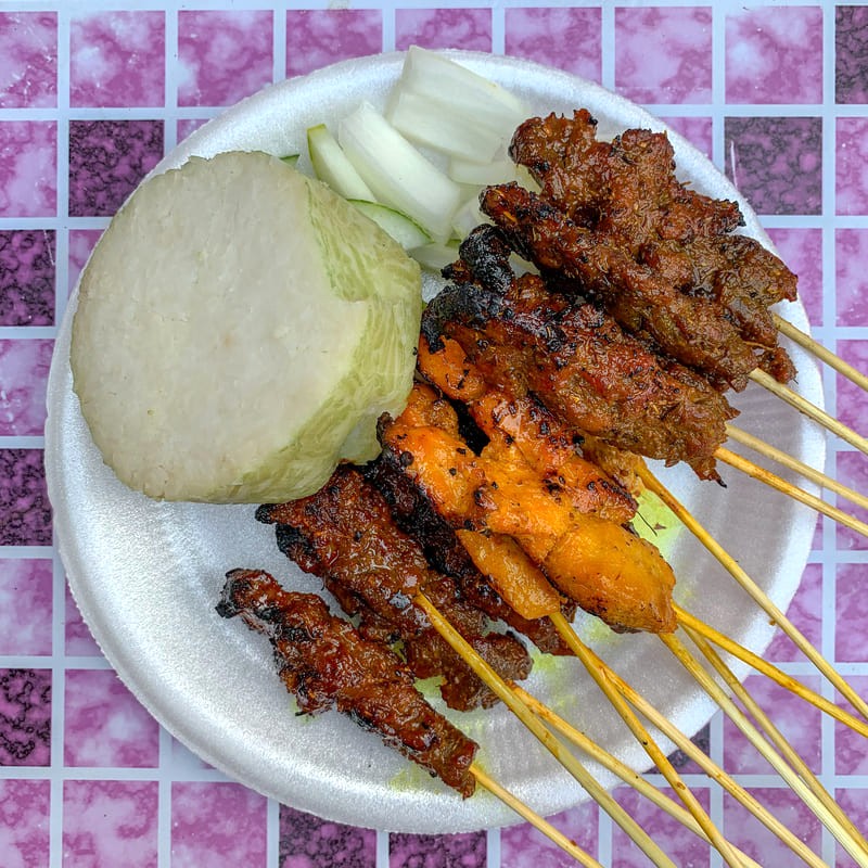 Thưởng thức Satay nổi tiếng ở gian hàng 7 & 8, con phố Lau Sa Pat!