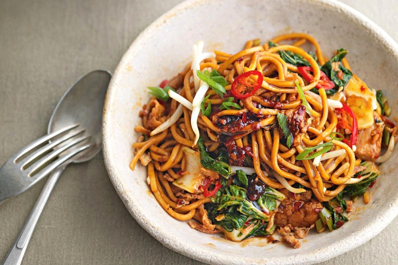 Mee Goreng phổ biến khắp Malaysia, từ nhà hàng sang trọng đến quán ăn vỉa hè.