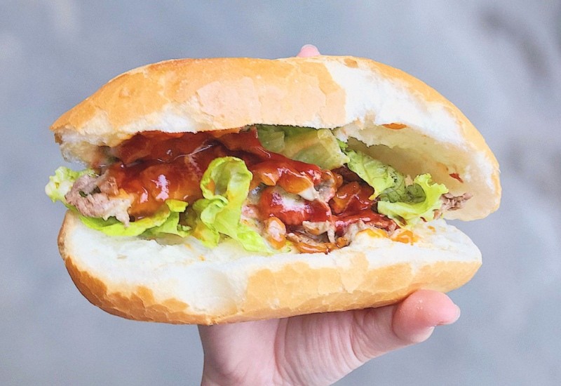 Gà nướng xé phay, ăn kèm bánh mì.