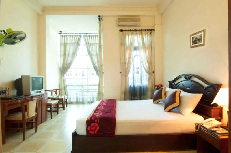 Nội thất gỗ sang trọng mang đến không gian ấm cúng cho phòng ốc tại Ha Binh Hotel & Motel.