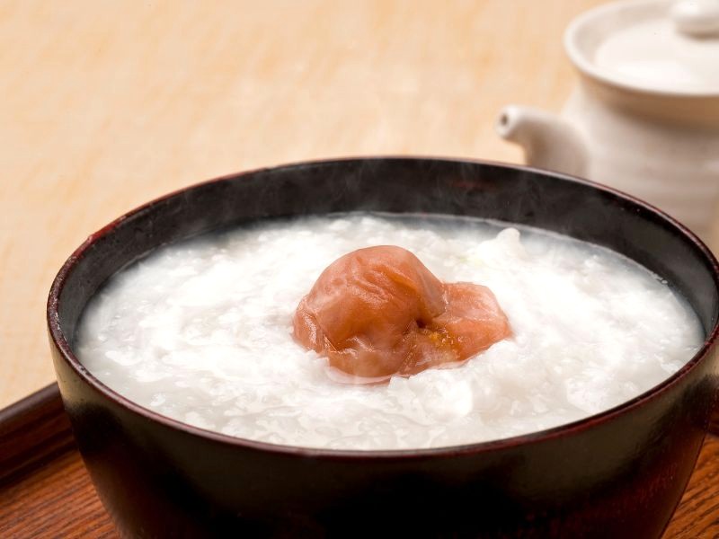 Người Nhật thường ăn Umeboshi với okayu. (Ảnh: GI15702993)