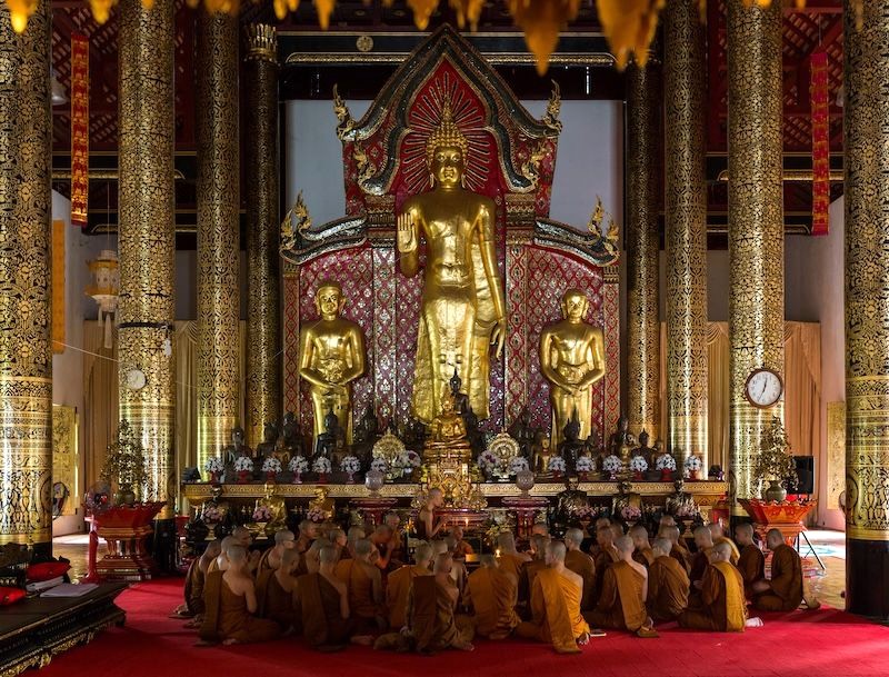 Phật Phra Chao Attharot, tượng đồng thau và vữa hồ khổng lồ tại Chánh điện, hoàn thành vào thế kỷ XIV.