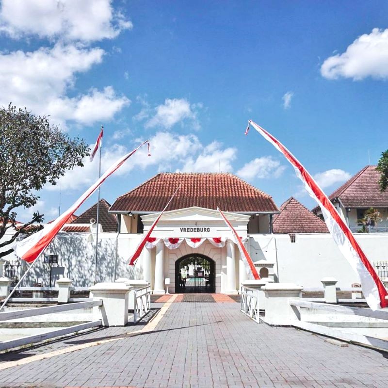 Benteng Budaya, với kiến trúc đồ sộ, là nơi trưng bày nhiều hiện vật giá trị trong các phòng triển lãm.