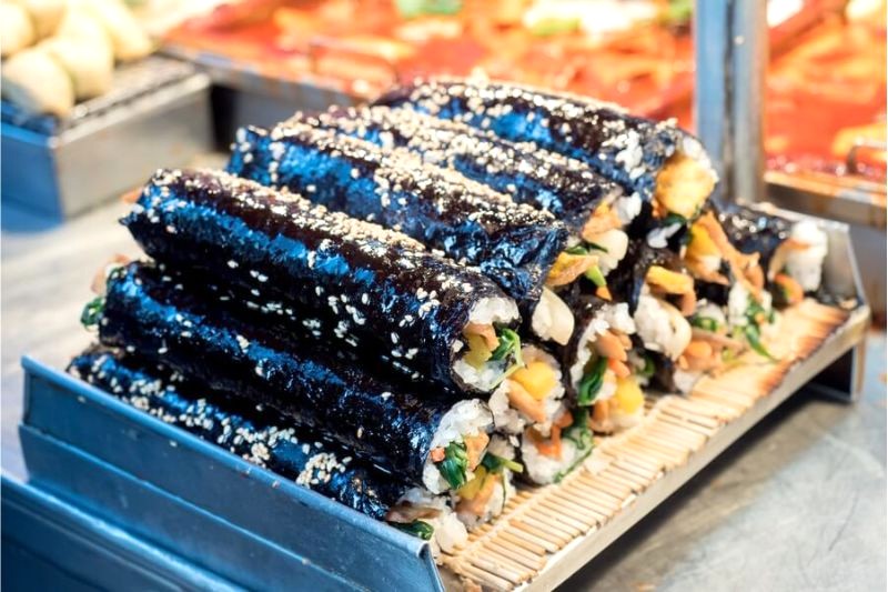 Kimbap đầy đủ rau, thịt, trứng, cuộn rong biển dai. (Ảnh: ivivu)