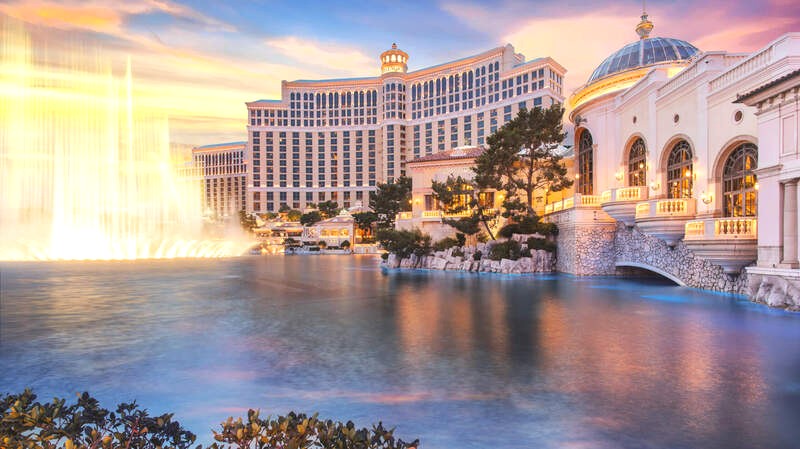 Bellagio, khu nghỉ dưỡng 5 sao đầu tiên ở Vegas, khai trương năm 1998.