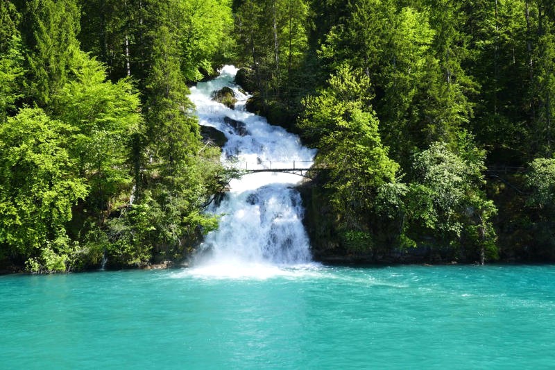 Nằm giữa dãy Alps hùng vĩ, hồ Brienz như viên ngọc xanh lung linh. (Ảnh: Tripadvisor)