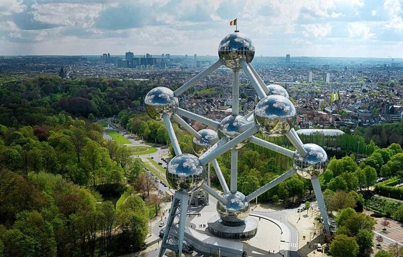 Atomium là biểu tượng kiến trúc nổi tiếng thu hút du khách đến Brussels, Bỉ.