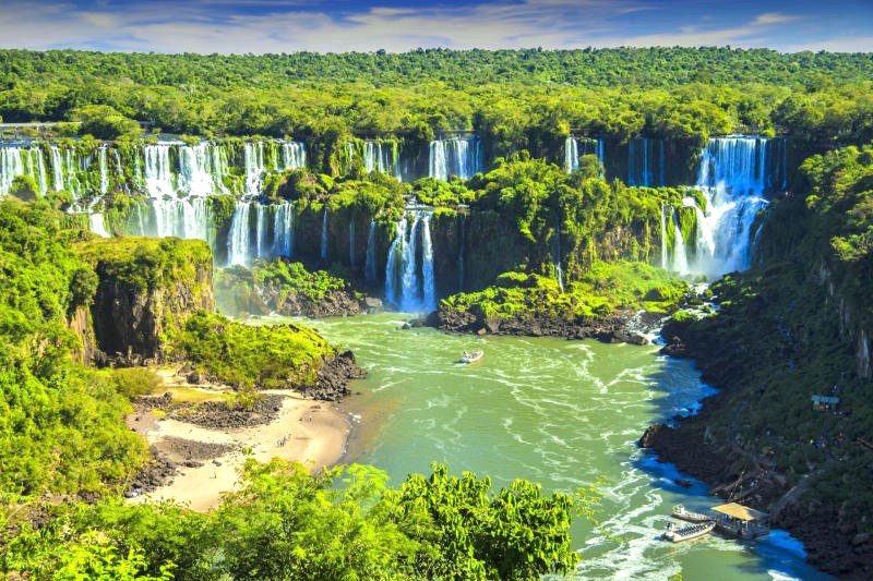 Thác Iguazu: 275 thác trải dài 2,7km trên sông Iguazu.