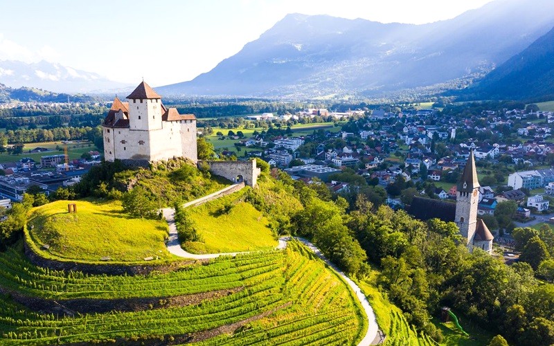 Liechtenstein: Công quốc nhỏ bé giữa Thụy Sĩ và Áo.