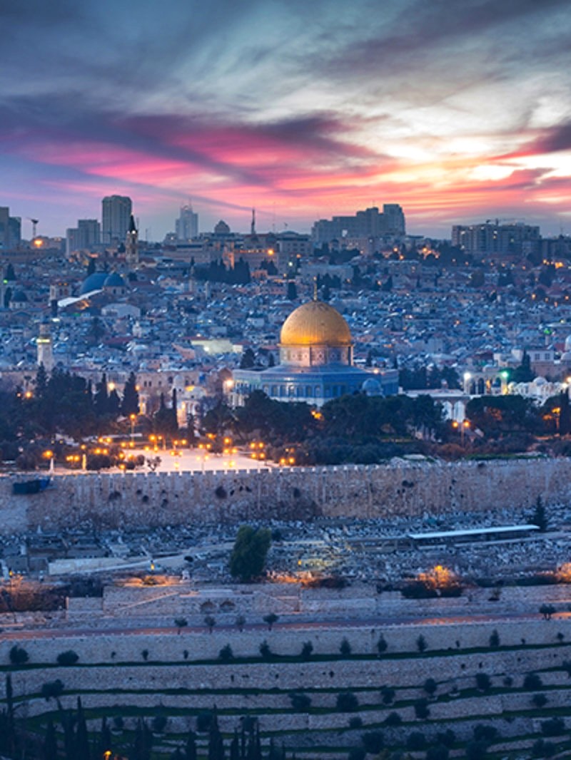 Jerusalem, tọa lạc ở phía tây Biển Chết, là điểm hành hương linh thiêng của Do Thái giáo, Thiên Chúa giáo và Hồi giáo.