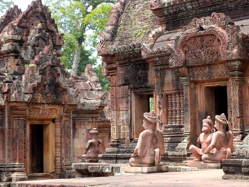 Đền Banteay Srei là biểu tượng kiến trúc và điêu khắc đỉnh cao của thời kỳ Angkor vàng son.