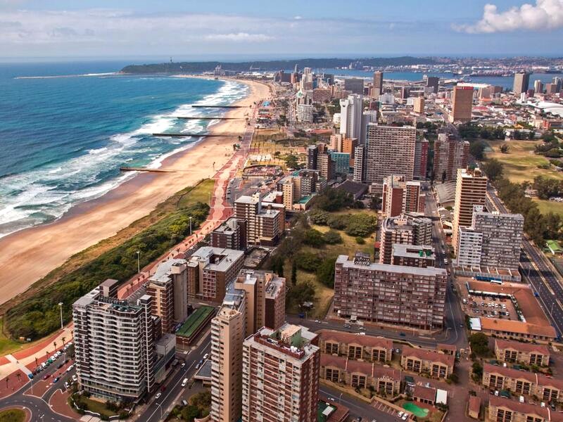 Durban, thành phố đông dân thứ ba của Nam Phi, là trung tâm của khu đô thị Ethekwini.