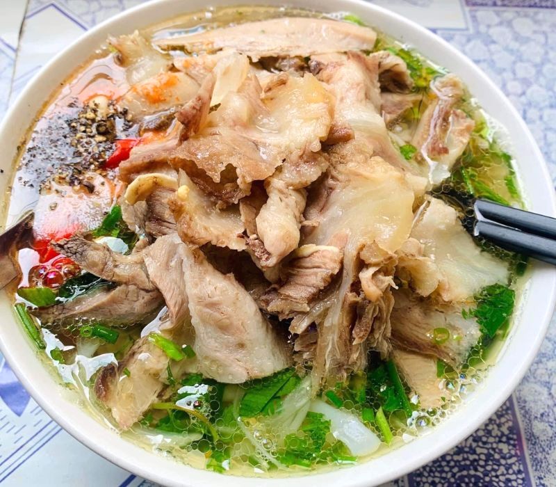 Bát phở bò sốt vang Hùng Gù, đầy ắp topping.