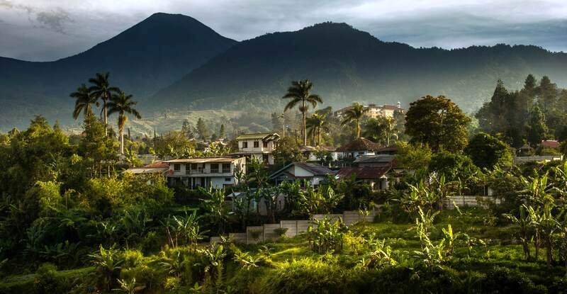 Nằm trên cao, giữa núi rừng, Bandung có khí hậu lạnh ẩm.