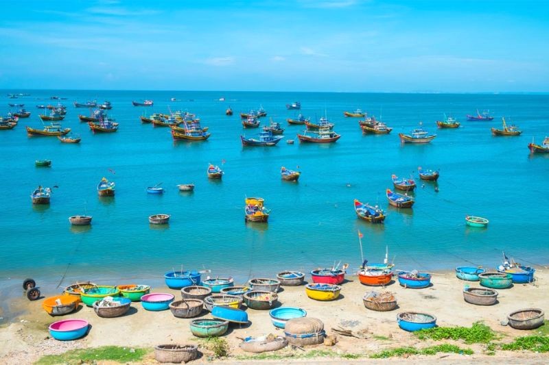 Khởi hành từ Sài Gòn lúc 10h00 sáng để tránh chờ check-in lâu ở Phan Thiết. (Ảnh: ivivu)