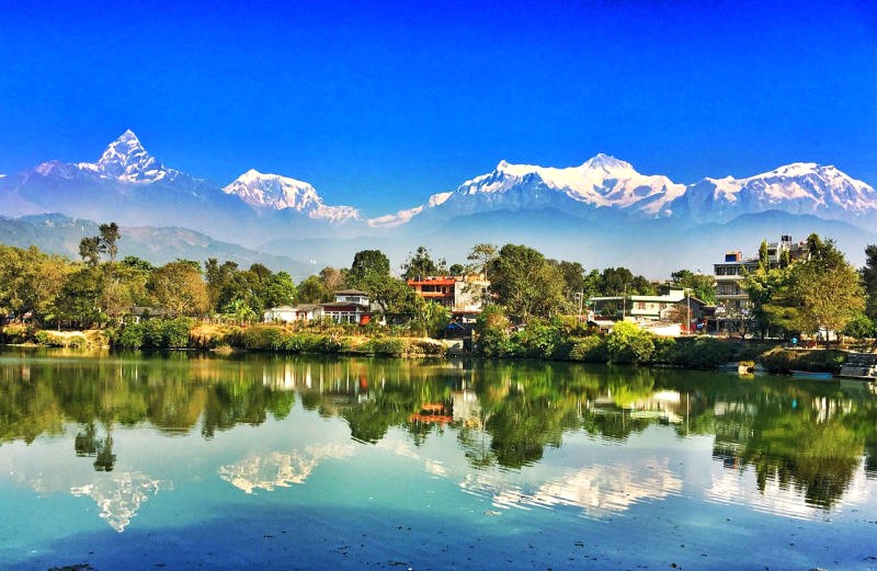 Pokhara, thành phố lớn thứ hai Nepal, nổi tiếng với cảnh quan thiên nhiên ngoạn mục. (99 ký tự)