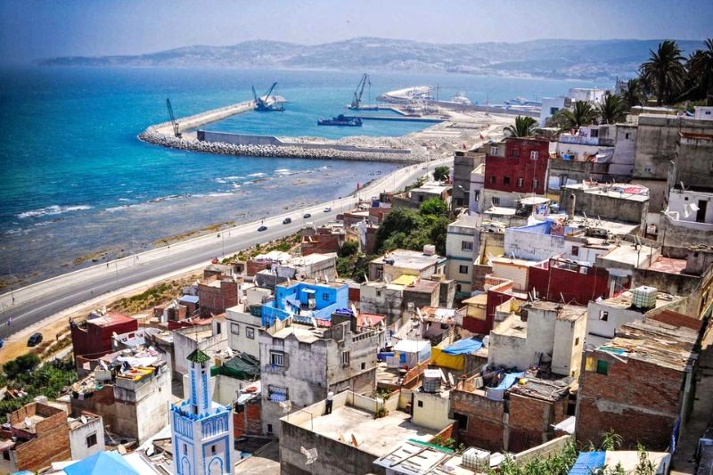 Nằm bên eo biển Gibraltar, Tangier được mệnh danh là giao lộ huyền thoại, nơi Bắc Phi gặp châu Âu và Địa Trung Hải giao thoa Đại Tây Dương. (Ảnh: bluedoorcuisine)