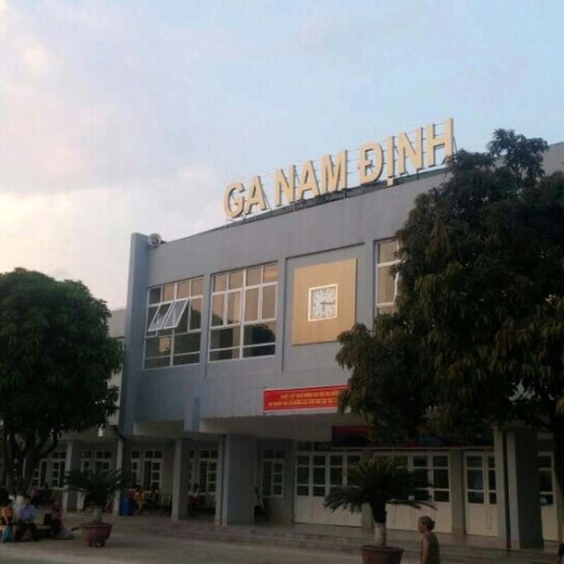 Ga Nam Định đông đúc, nhộn nhịp.