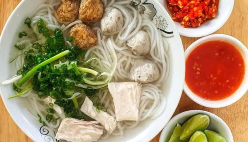 Bánh canh Bà Thừa: nhỏ nhưng ngon!