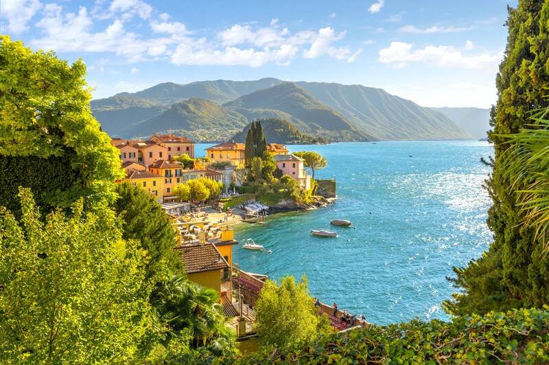 Hồ Como, tọa lạc tại vùng Lombardy, Ý, được bao bọc bởi dãy Alps hùng vĩ.