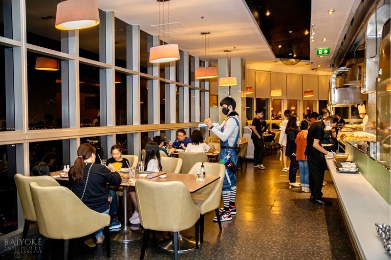 Crystal Grill, nhà hàng Baiyoke Sky Buffet Thái Lan nổi tiếng, mang đến dịch vụ đẳng cấp và ẩm thực thượng hạng. (Ảnh: KKday)