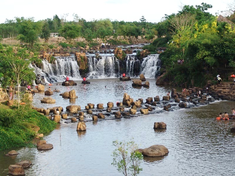 Thác Giang Điền: khung cảnh thơ mộng, thác trắng xóa, điểm vui chơi lý tưởng.