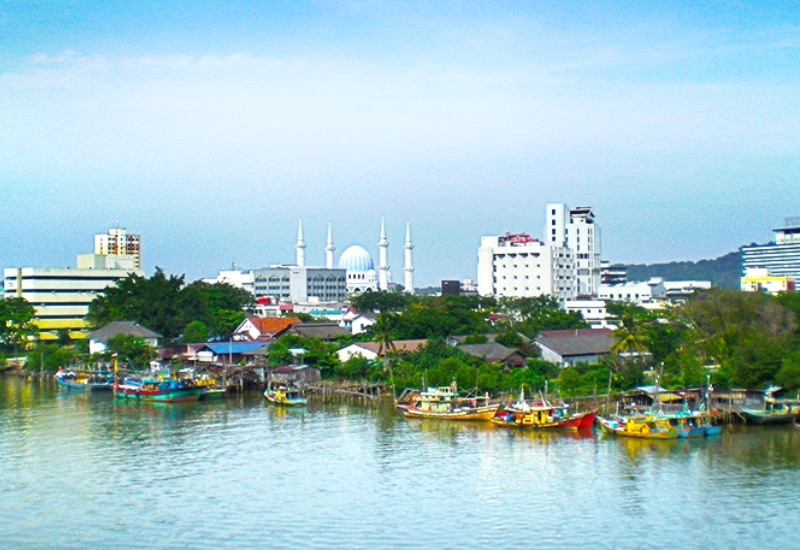 Kuantan rực rỡ với thuyền nhiều màu sắc.