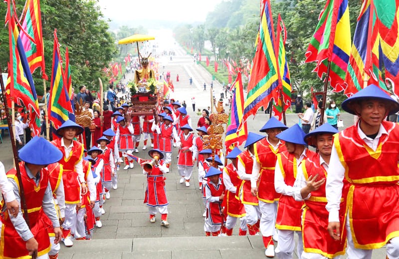 Lễ hội Đền Hùng là lễ trọng đại của đất nước, tổ chức hàng năm.