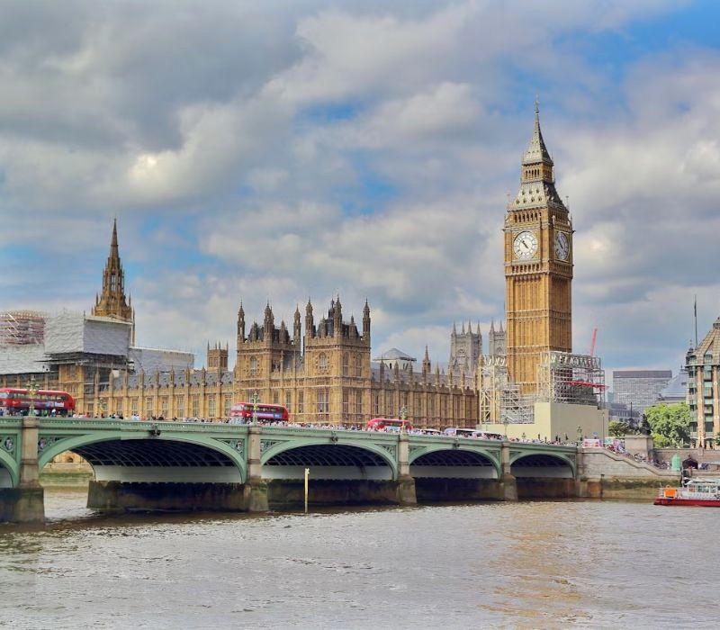 Tháp Big Ben soi bóng trên sông Thames. (Ảnh: Paddy Kumar)