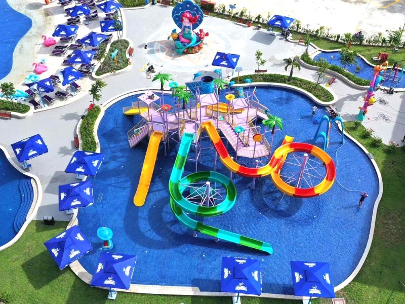 Công viên nước TTC Mekong Aqua Park nhìn từ trên cao: bao la, rộng lớn.