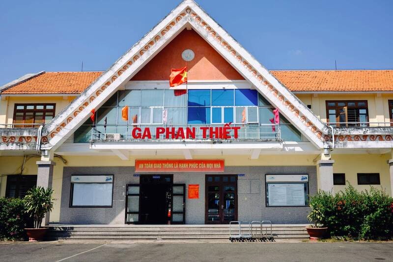 Ga Phan Thiết nằm trên tuyến đường sắt Bắc - Nam.