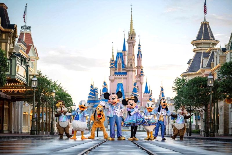 Walt Disney World, một điểm đến du lịch nổi tiếng, là khu giải trí quy mô nhất bang Florida.