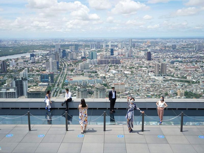 Panoramic city views từ Mahanakhon Skywalk.